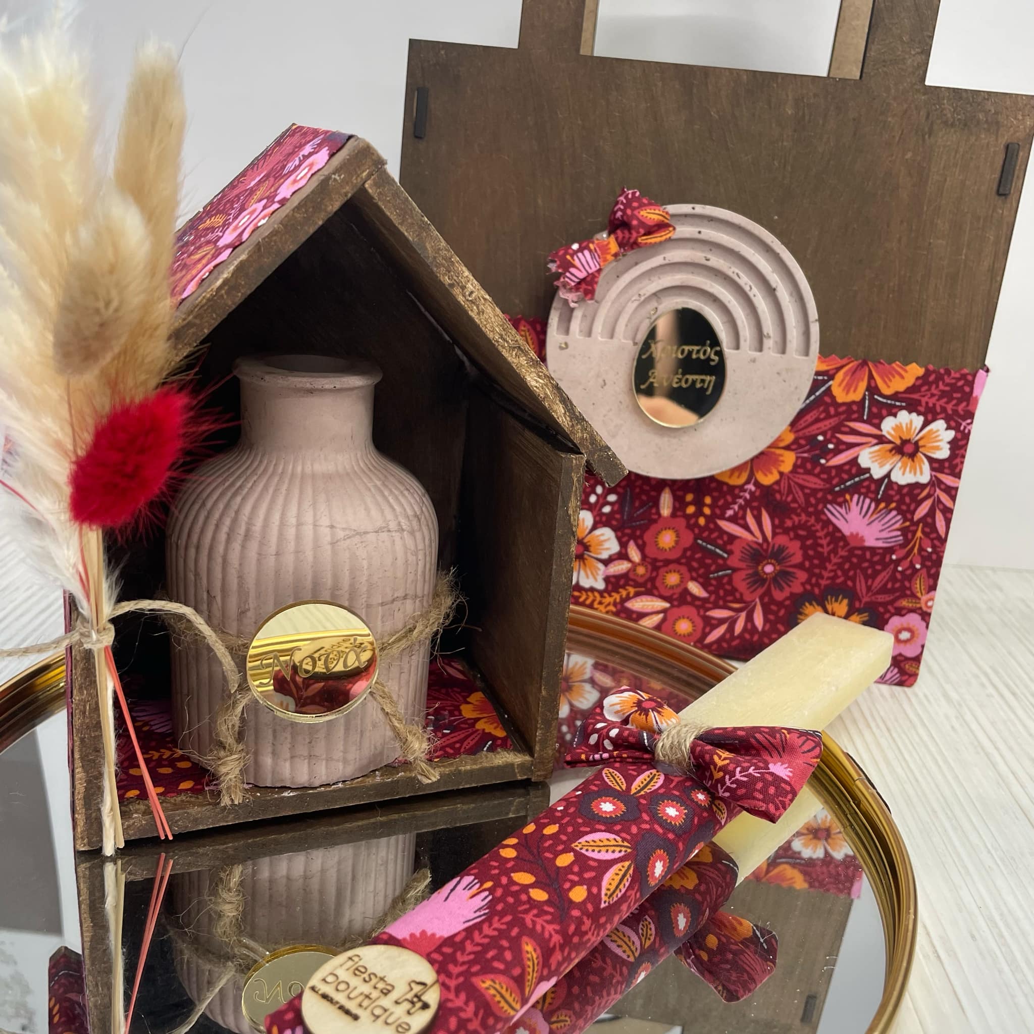 Ξύλινο διακοσμητικό σπιτάκι με βαζάκι 