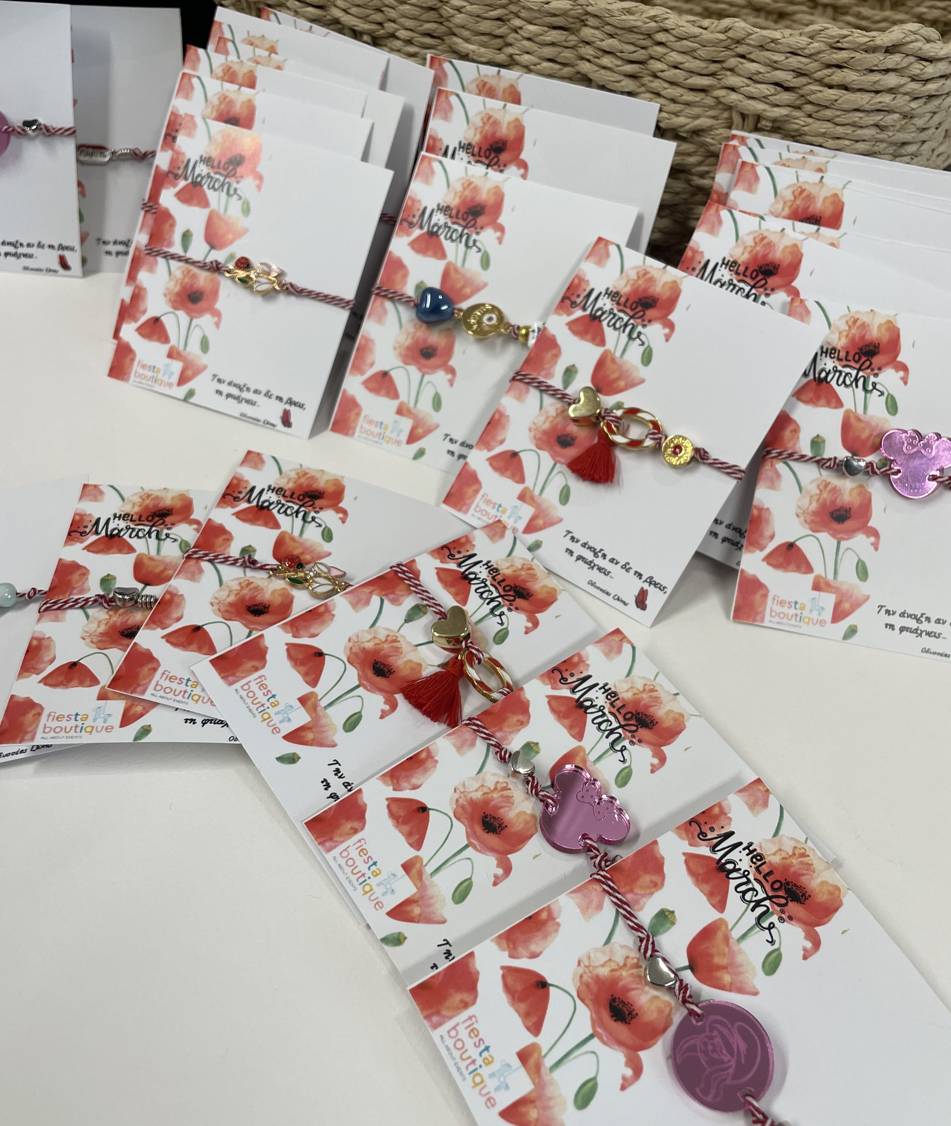 Μαρτάκι με ασημί λεπτομέρειες και λέξη ''Μάρτης''