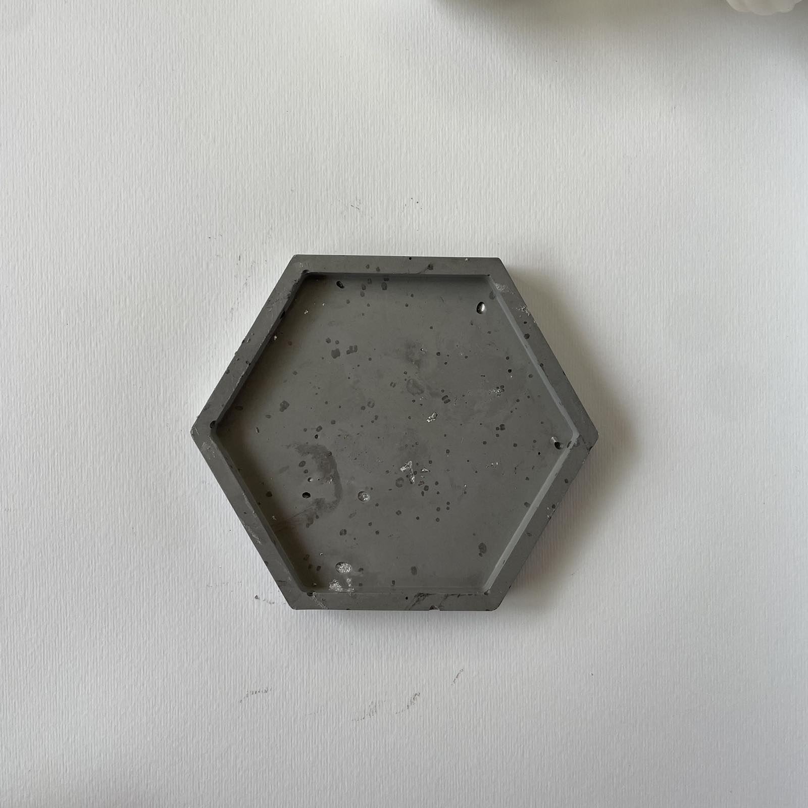 Κεραμικό σουβέρ απο γύψο γκρί με ασημί φύλλα