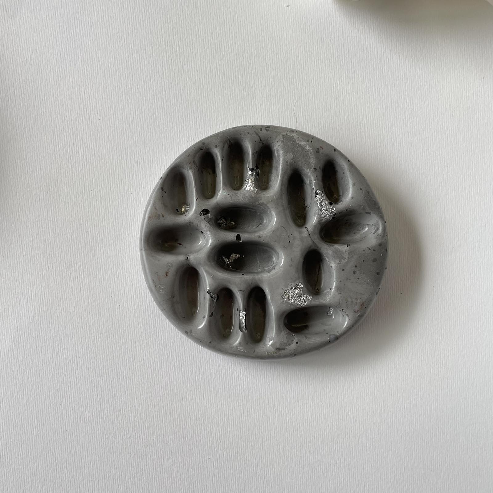 Κεραμική διακοσμητική βάση γκρί με φύλλα ασημί για δαχτυλίδια