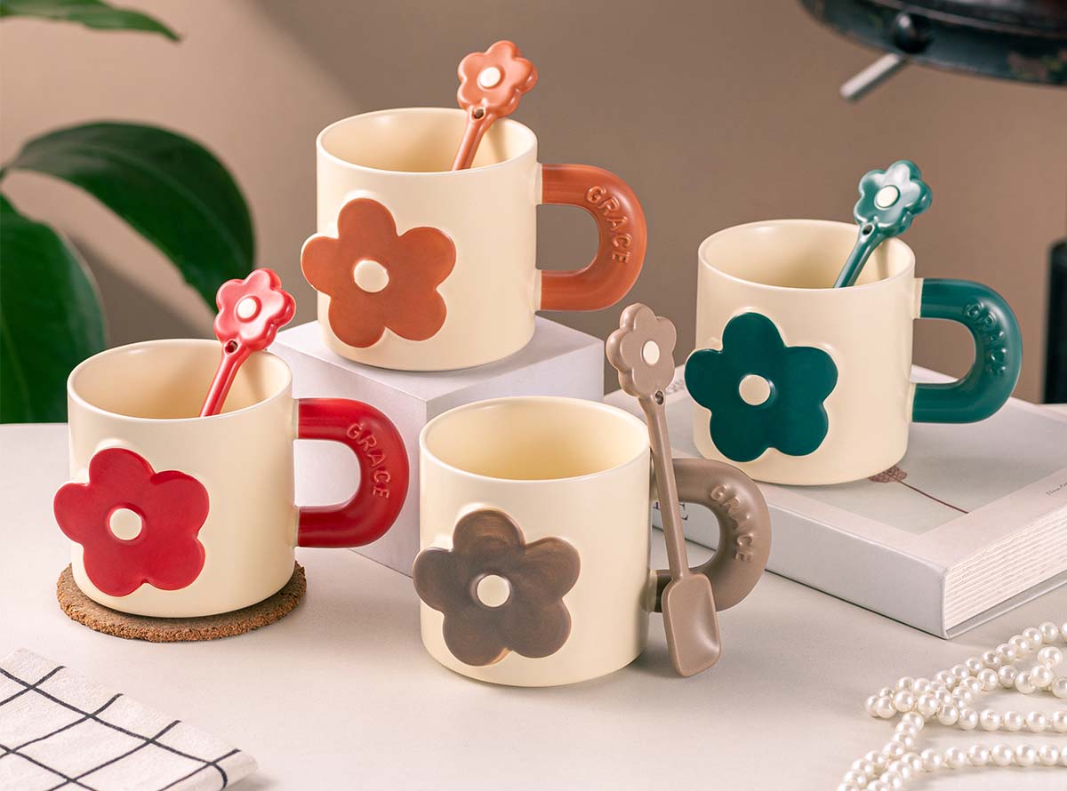 Κούπες δίχρωμες με λουλούδι και κουτάλι