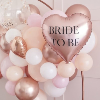 diy-girlanta-me-balonia-bride-to-be-1