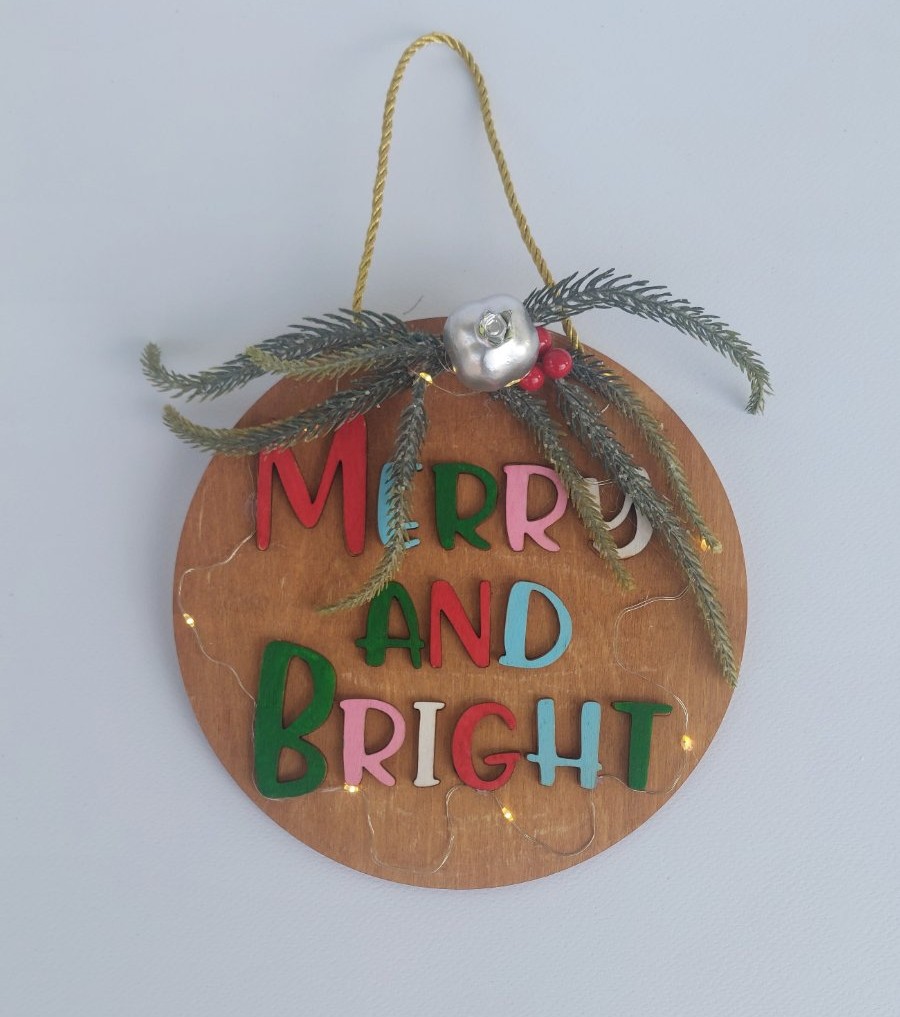 Χριστουγεννιάτικο στεφάνι Merry And Bright με φωτάκια Led